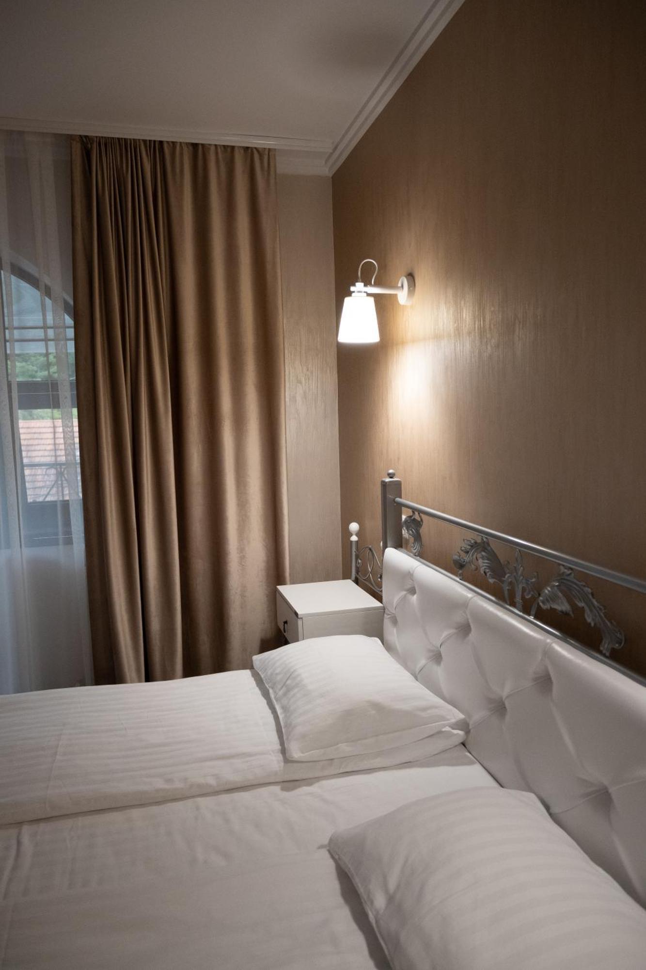 River Stone Hotel Sheshory Extérieur photo
